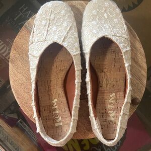 Kork-Ease Women's Cream Floral Embroidered Flats